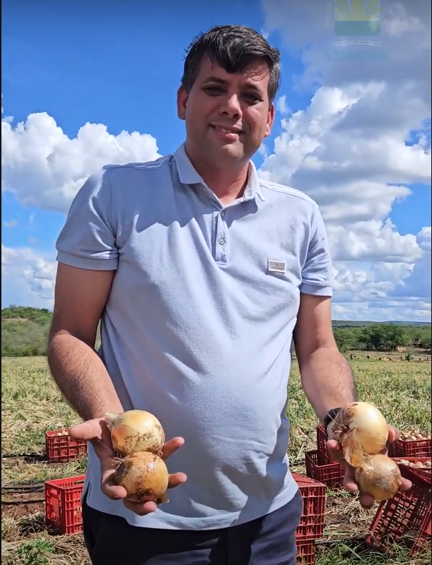 Prefeito de Cabaceiras, Tiago Castro, visita plantação importante de cebola do município